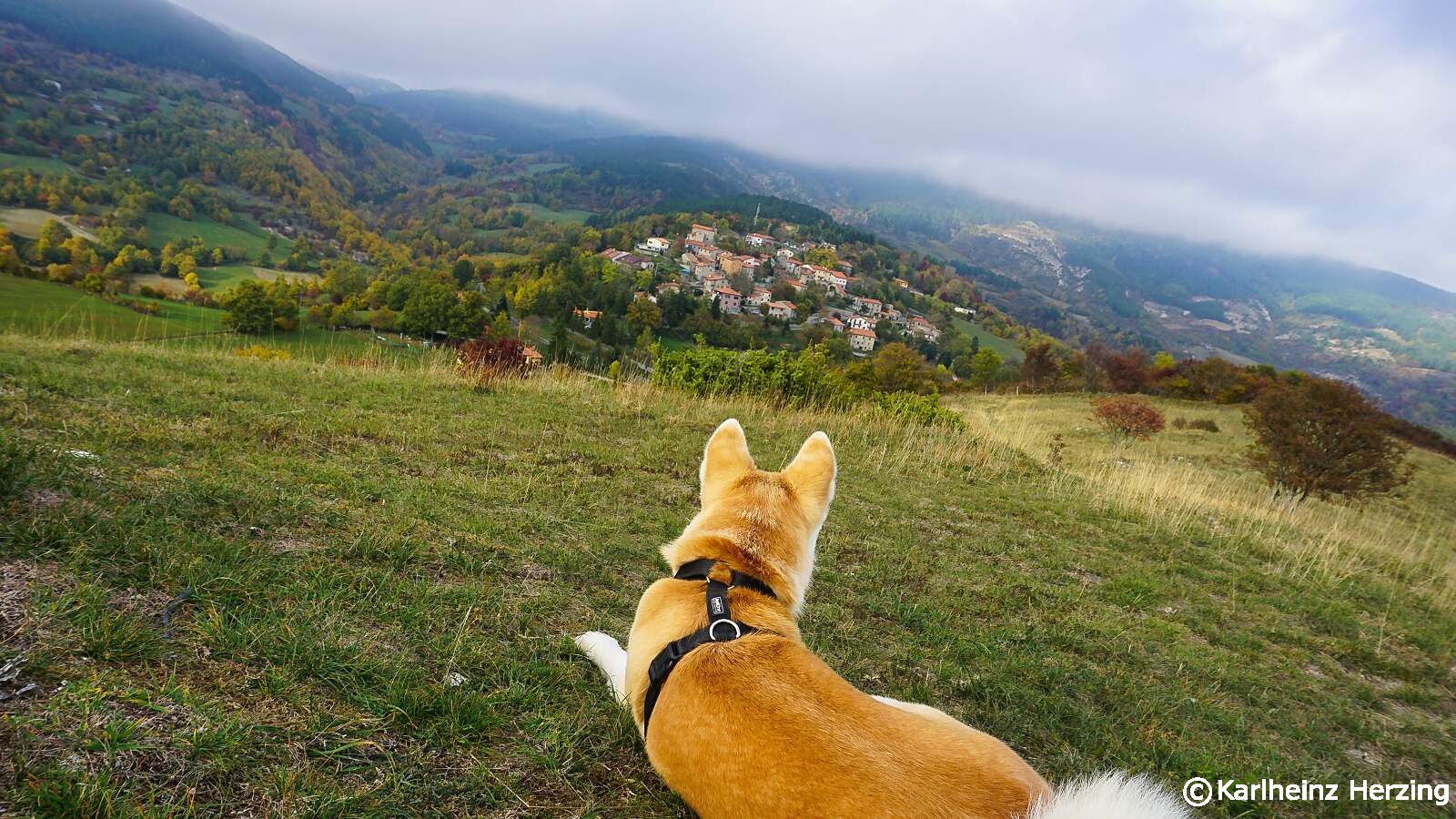 Yuki über dem malerischen Bergdorf Montalone