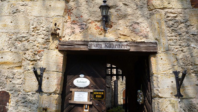 Der Eingang der Burg Rabeneck