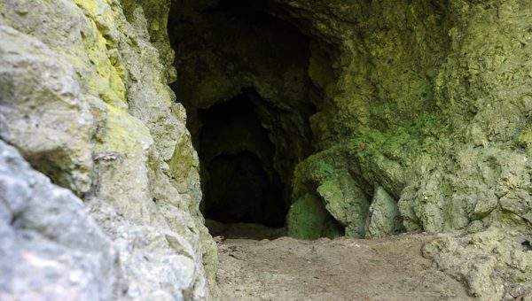 Eingang einer der Fuchslochhöhlen