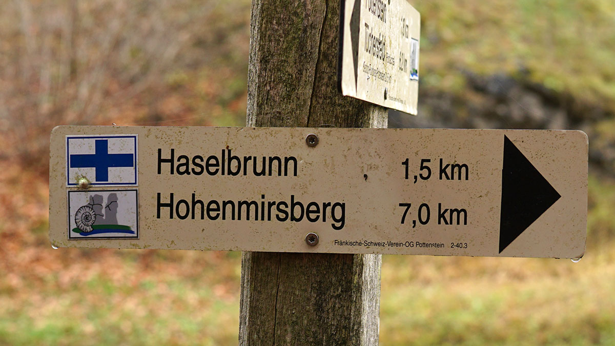 Wegweiser Haselbrunn