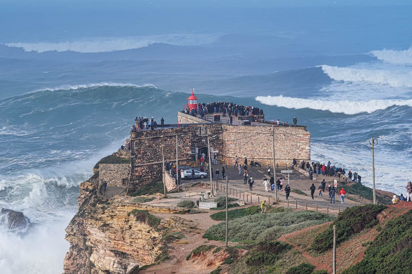 Nazar Wellen Beim Forte De S o Miguel Arcanjo Praia Do Norte Portugal