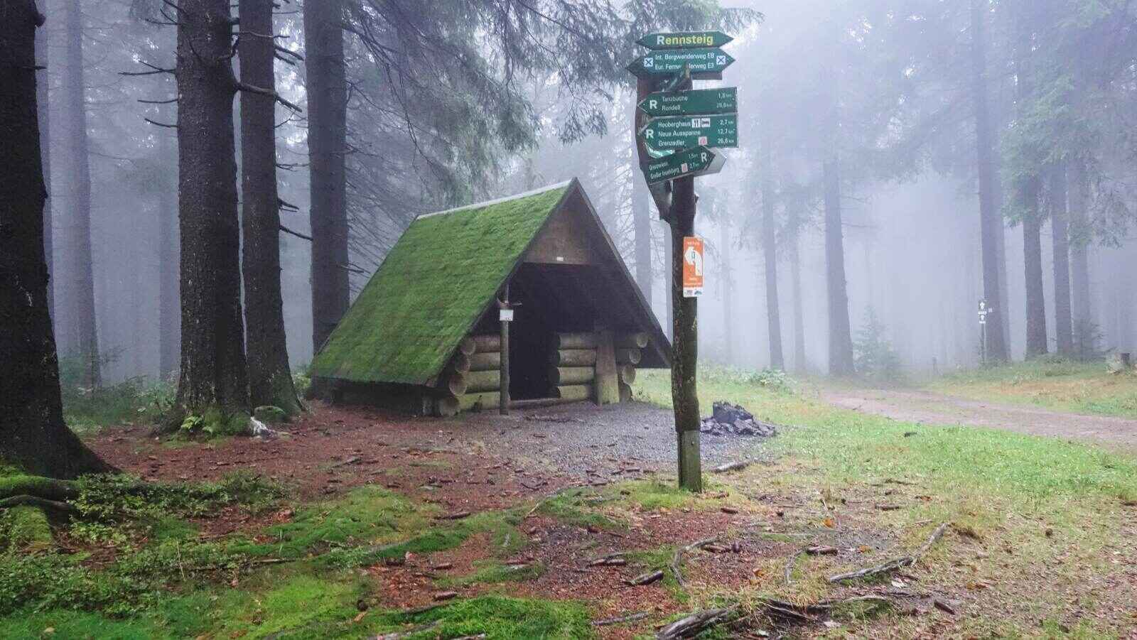 rennsteig huette im nebel new