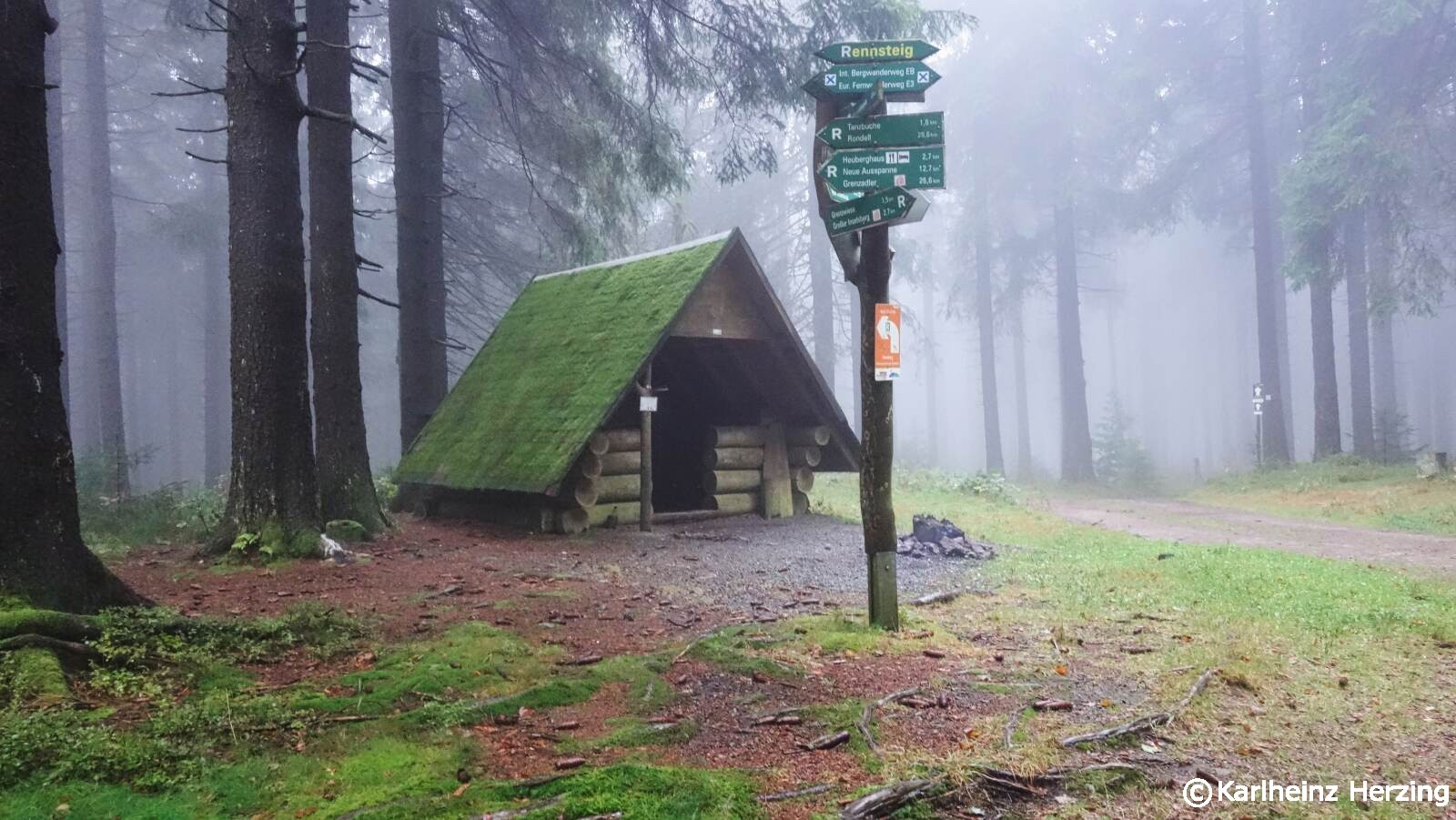 rennsteig huette im nebel