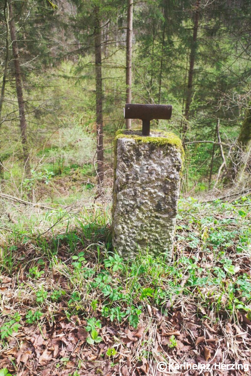 Pottenstein Schoengrundsee Teufelshoehle Pfosten