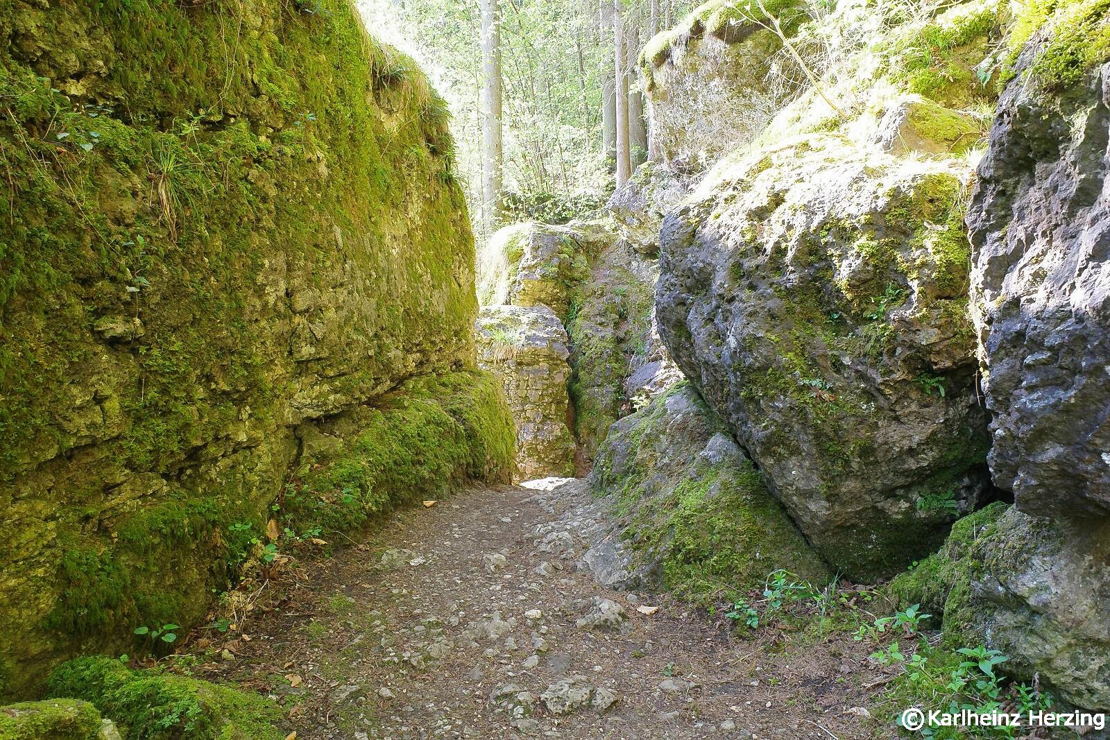Einige Felsen beim Weg
