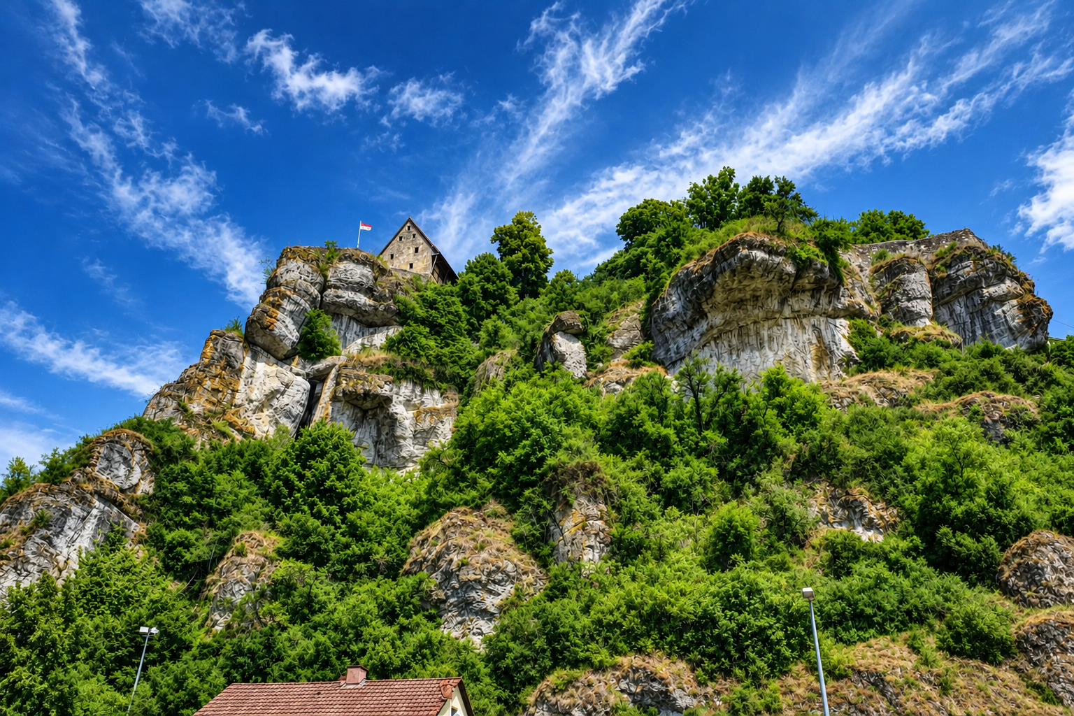 Die Burg Pottenstein von unten