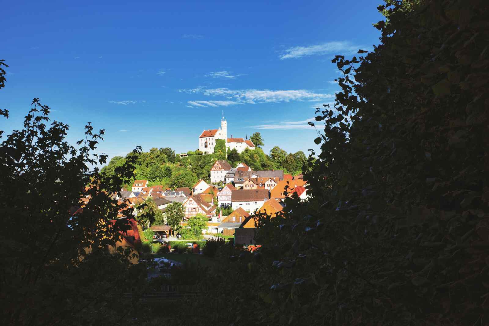 Die Burg Gößweinstein im HIntergrund